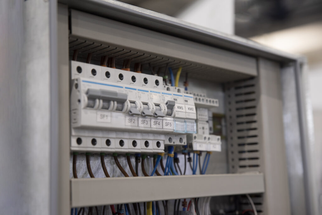 connection of circuit breakers by means of mounting electrical w